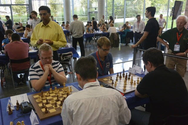 Till och med Anand (i gul skjorta) var intresserad av Rockadens match mot Novy Bor. Vi ser också Erik B. och Emil på bord 1 och 2. Foto Robert Bator