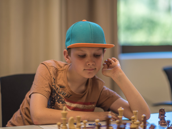 Alexander ser avslappnad ut. Foto Lars OA Hedlund.